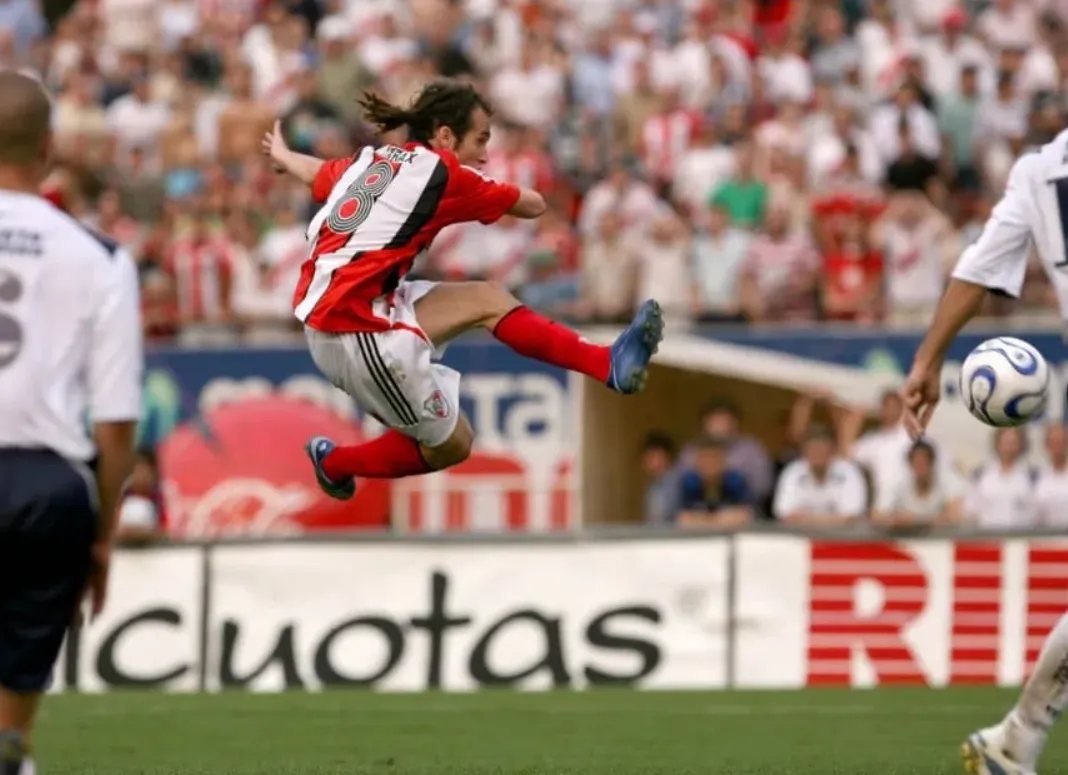 Fernando Belluschi en un partido ante Vélez. (Foto: FotoBaires)
