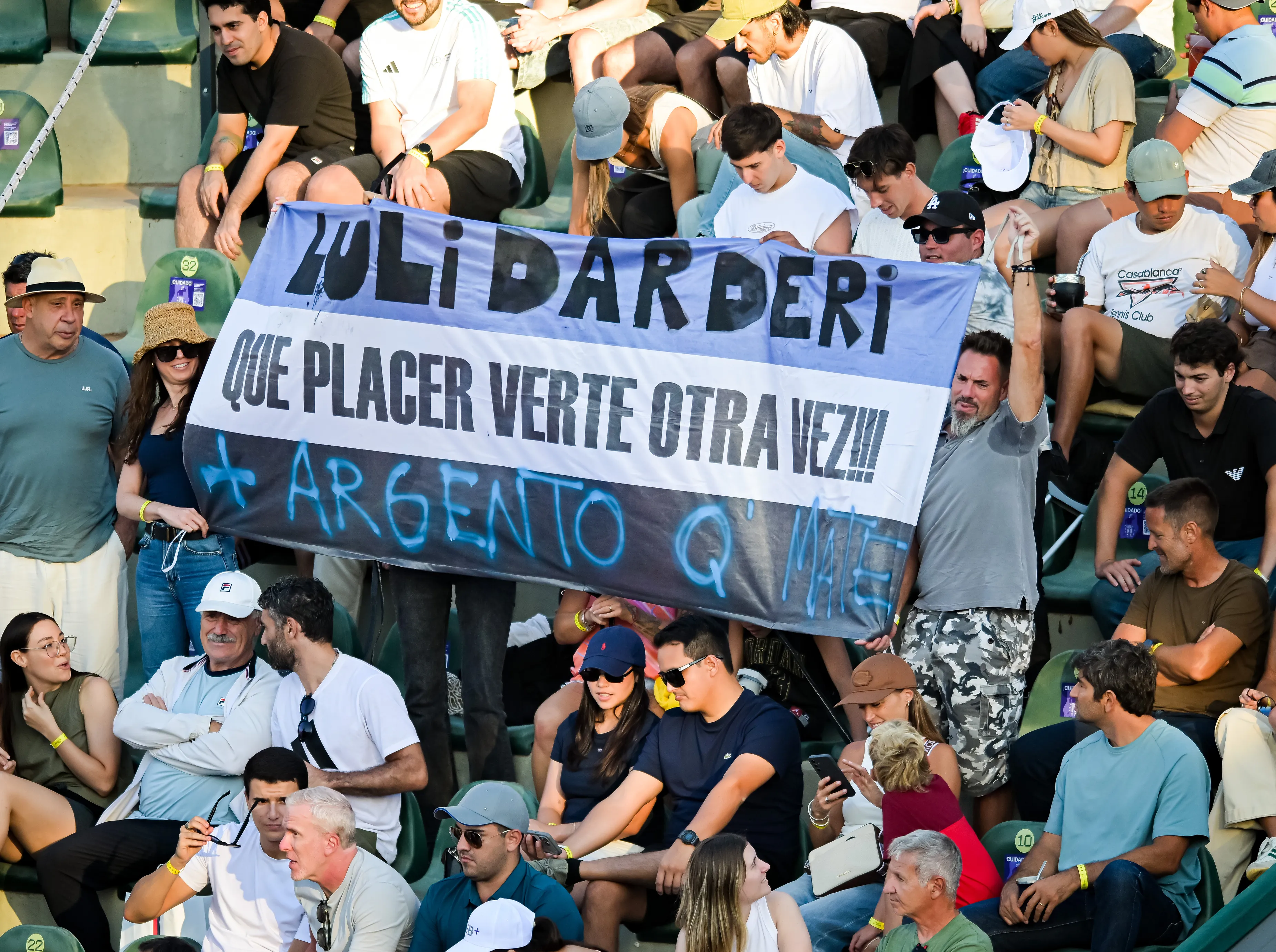 La bandera que acompañó a Darderi en Buenos Aires.