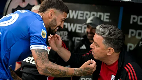Manuel Lanzini y Marcelo Gallardo se saludan en la cancha de Vélez.