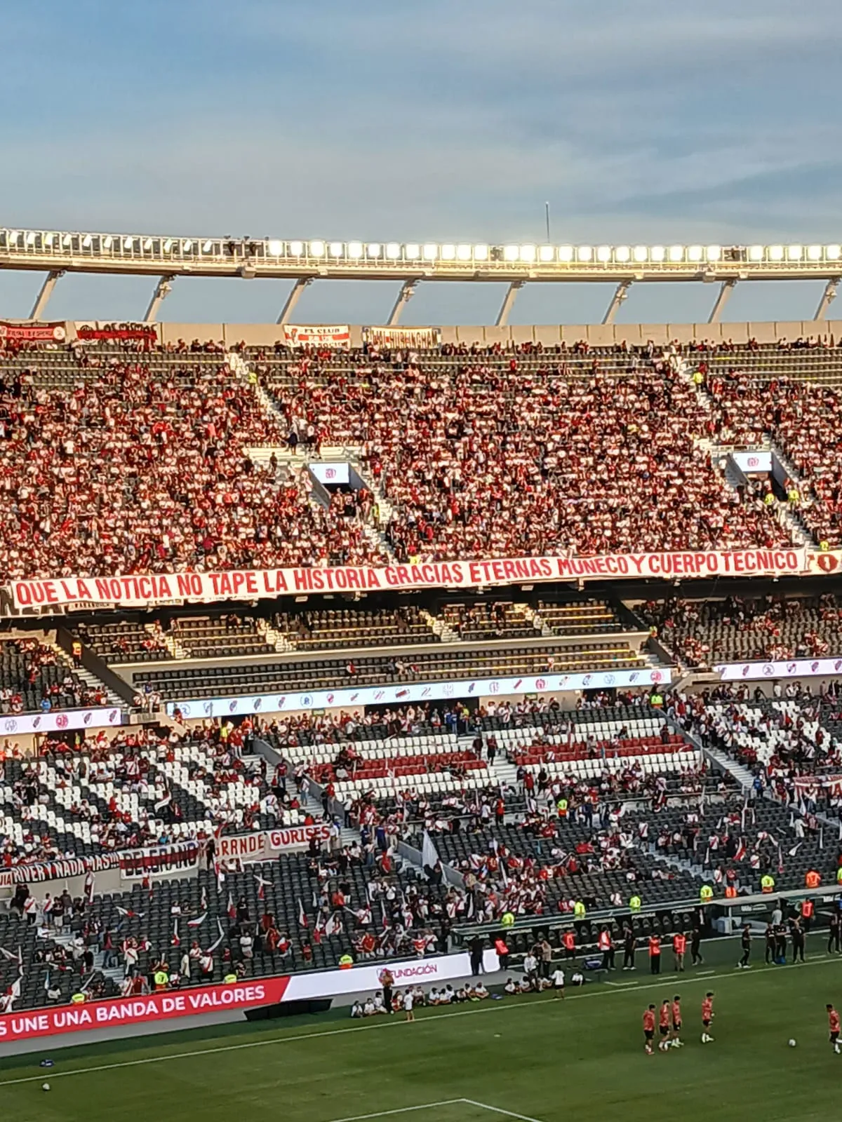 La bandera que colgaron los hinchas de River. (Foto: Bolavip)