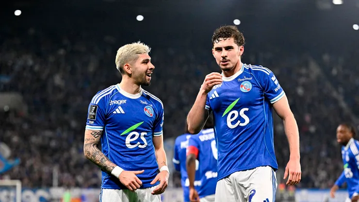 Joaquín Panichelli celebra su gol junto a Julio Enciso.