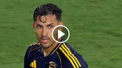 Leandro Paredes observa los silbidos de los hinchas de Boca.