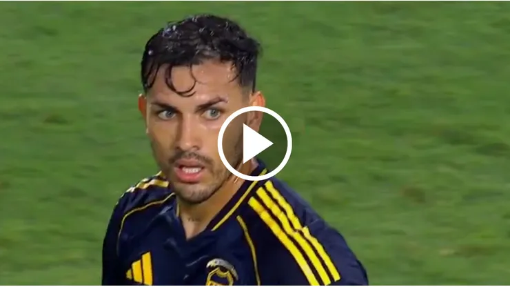 Leandro Paredes observa los silbidos de los hinchas de Boca.