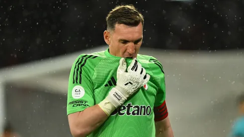 Armani, al menos un mes más afuera