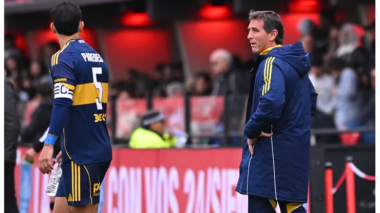 Leandro Paredes y Claudio Úbeda dialogan.
