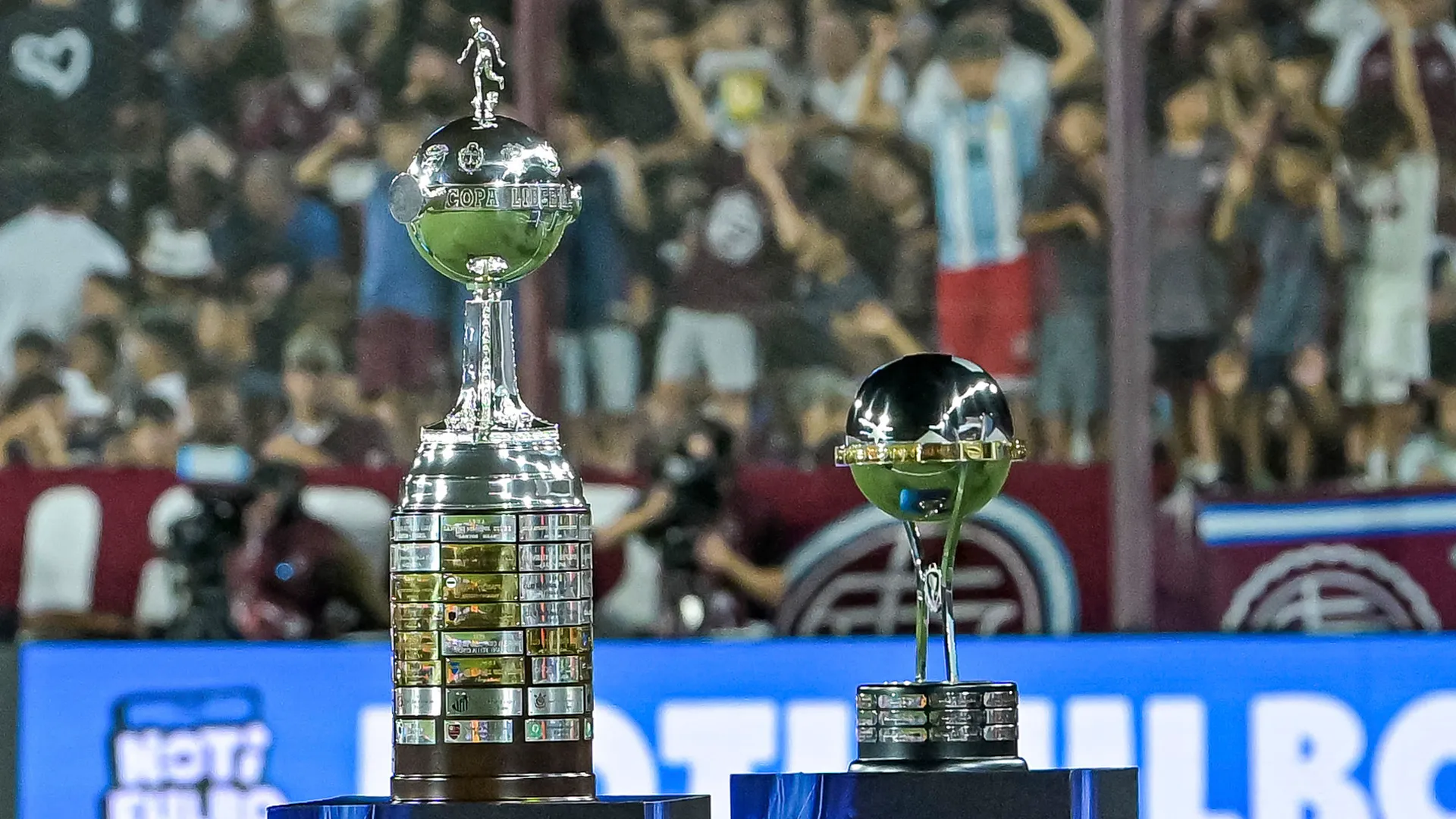 Los trofeos de la Copa Libertadores y la Copa Sudamericana.