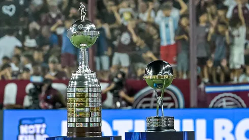 Los trofeos de la Copa Libertadores y la Copa Sudamericana.