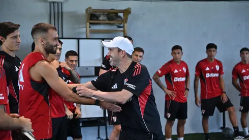 Coudet saluda a Pezzella en su llegada a River.