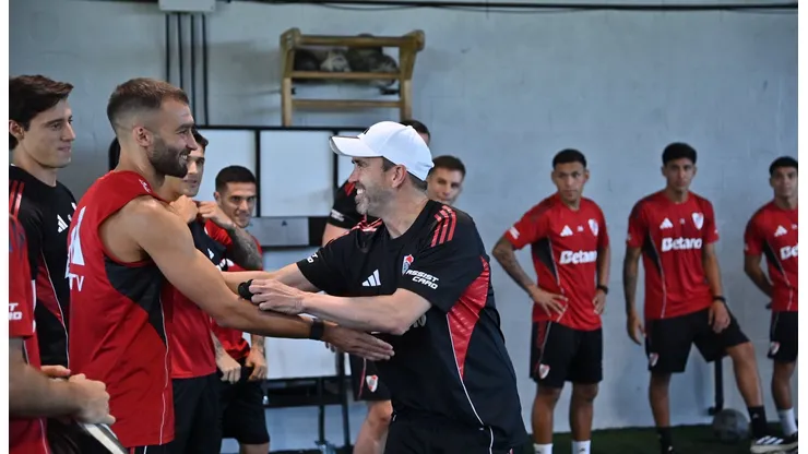 Coudet saluda a Pezzella en su llegada a River.