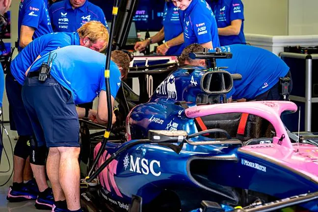 Los mecánicos de Alpine trabajarán en encontrar una solución para sobrellevar el GP de Japón. (Getty)