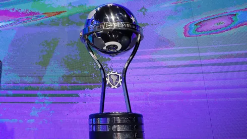 El trofeo de la Copa Sudamericana