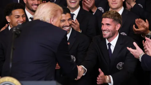 Rodrigo De Paul saluda a Donald Trump en la visita de Inter Miami a la Casa Blanca.