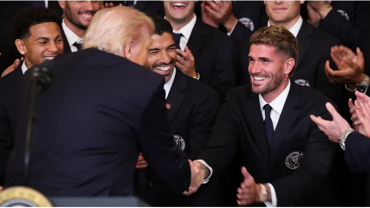 Rodrigo De Paul saluda a Donald Trump en la visita de Inter Miami a la Casa Blanca.