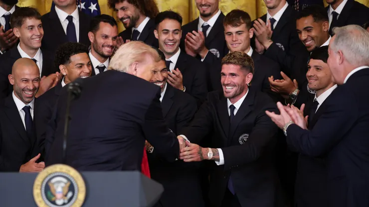 El plantel de Inter Miami saluda a Donald Trump, presidente de Estados Unidos.