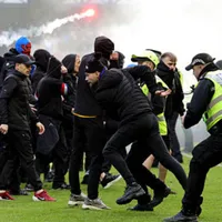 Caos en Escocia: los hinchas de Celtic y Rangers se enfrentaron en pleno campo de juego