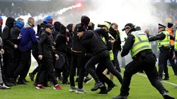 Los hinchas invadieron el campo de juego en Rangers vs. Celtic.