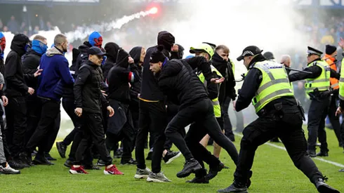 Los hinchas invadieron el campo de juego en Rangers vs. Celtic.