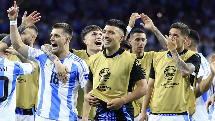 Lisandro Martínez reveló que Dibu Martínez y Alexis Mac Allister fueron a visitarlo a su casa en Manchester cuando se rompió los ligamentos.