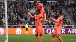 Lamine festeja su gol de penal para igualar el partido sobre el final.