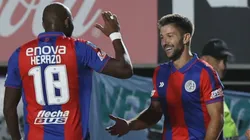 Diego Herazo celebra junto a Luciano Vietto.