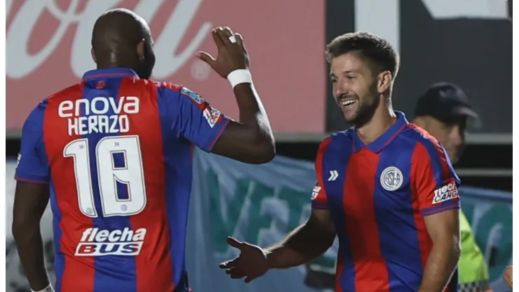 Diego Herazo celebra junto a Luciano Vietto.