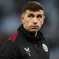 El hostil recibimiento de los hinchas de Lille a Dibu Martínez: silbidos, insultos y banderas en su contra