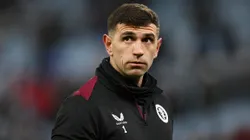 El hostil recibimiento de los hinchas de Lille a Dibu Martínez: silbidos, insultos y banderas en su contra