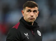 A 89 días del Mundial, vinculan a Dibu Martínez con un traspaso de Aston Villa a un gigante de Europa