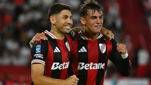 Gonzalo Montiel y Joaquín Freitas, tras el gol de River ante Huracán.