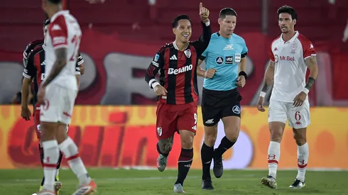Driussi celebrando su tanto ante Huracán.