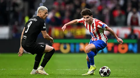 Julián Álvarez y Richarlison se disputan el balón.