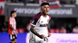 Dylan Aquino celebra el único tanto de Lanús para ganarle a Estudiantes.