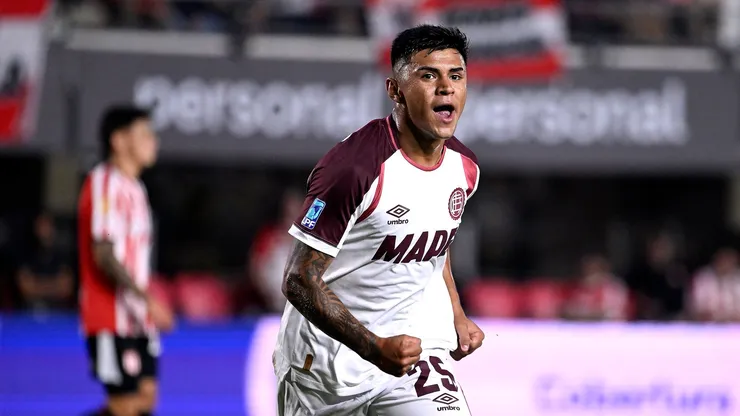 Dylan Aquino celebra el único tanto de Lanús para ganarle a Estudiantes.