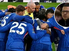Liam Rosenior explicó el motivo de la foto viral del plantel de Chelsea rodeando al árbitro: “No es mi decisión”