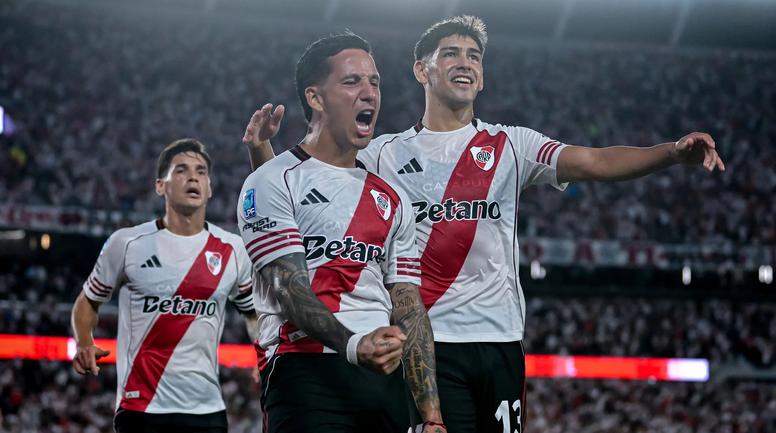 Driussi festeja su gol con River ante Sarmiento.