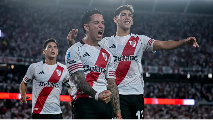 Driussi festeja su gol con River ante Sarmiento.