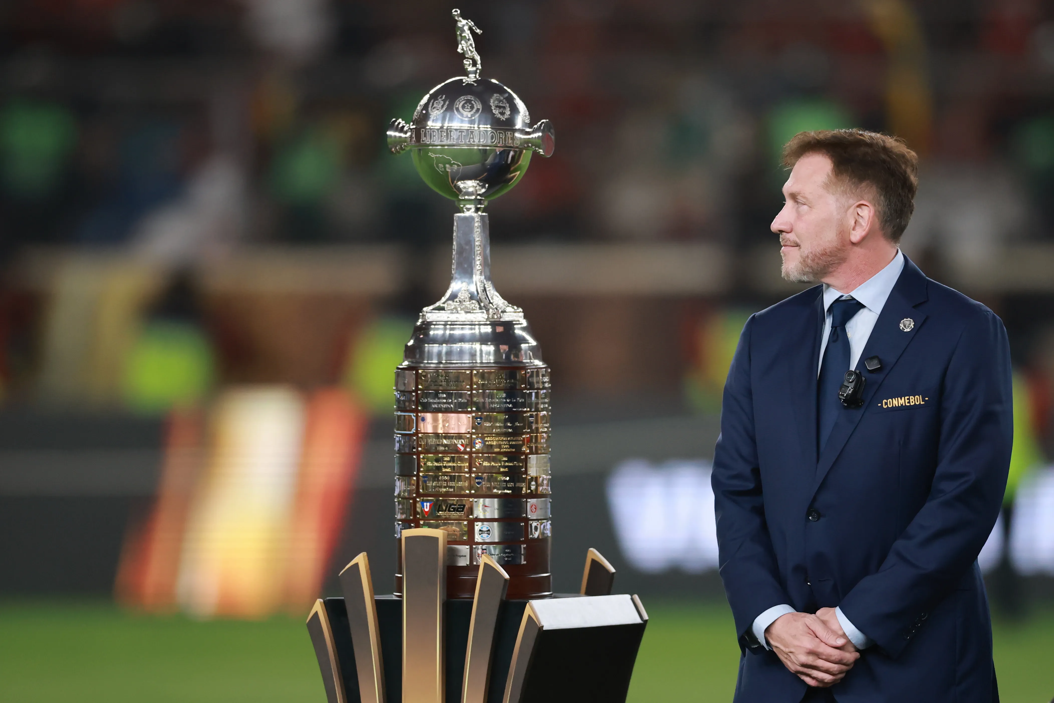 El trofeo de la Copa Libertadores y Alejandro Domínguez. (Getty Images)