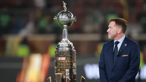 Alejandro Domínguez, presidente de Conmebol, junto al trofeo de la Copa Libertadores.