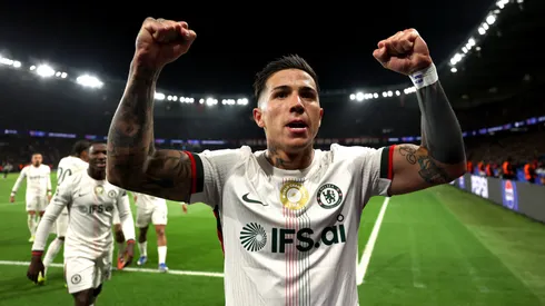 Enzo Fernández festeja su tanto contra Paris Saint-Germain.