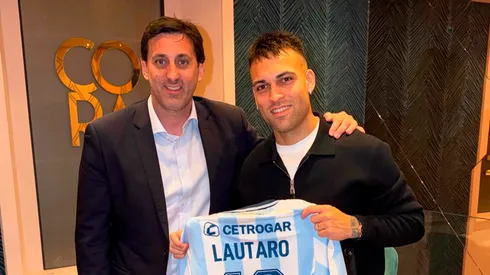 Lautaro Martínez junto a Diego Milito, quien lo visitó en Italia.