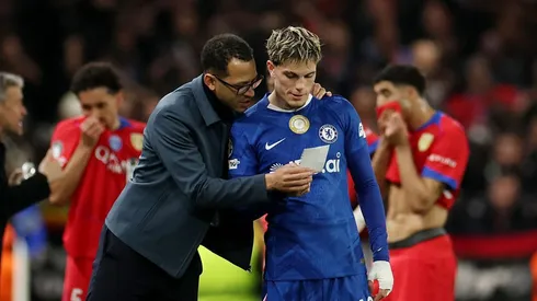 Liam Rosenior da indicaciones a Garnacho con Chelsea perdiendo 3-0 ante PSG.