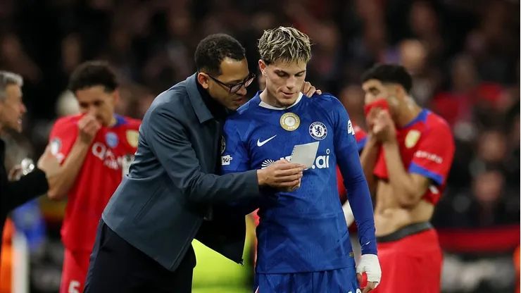 Liam Rosenior da indicaciones a Garnacho con Chelsea perdiendo 3-0 ante PSG.
