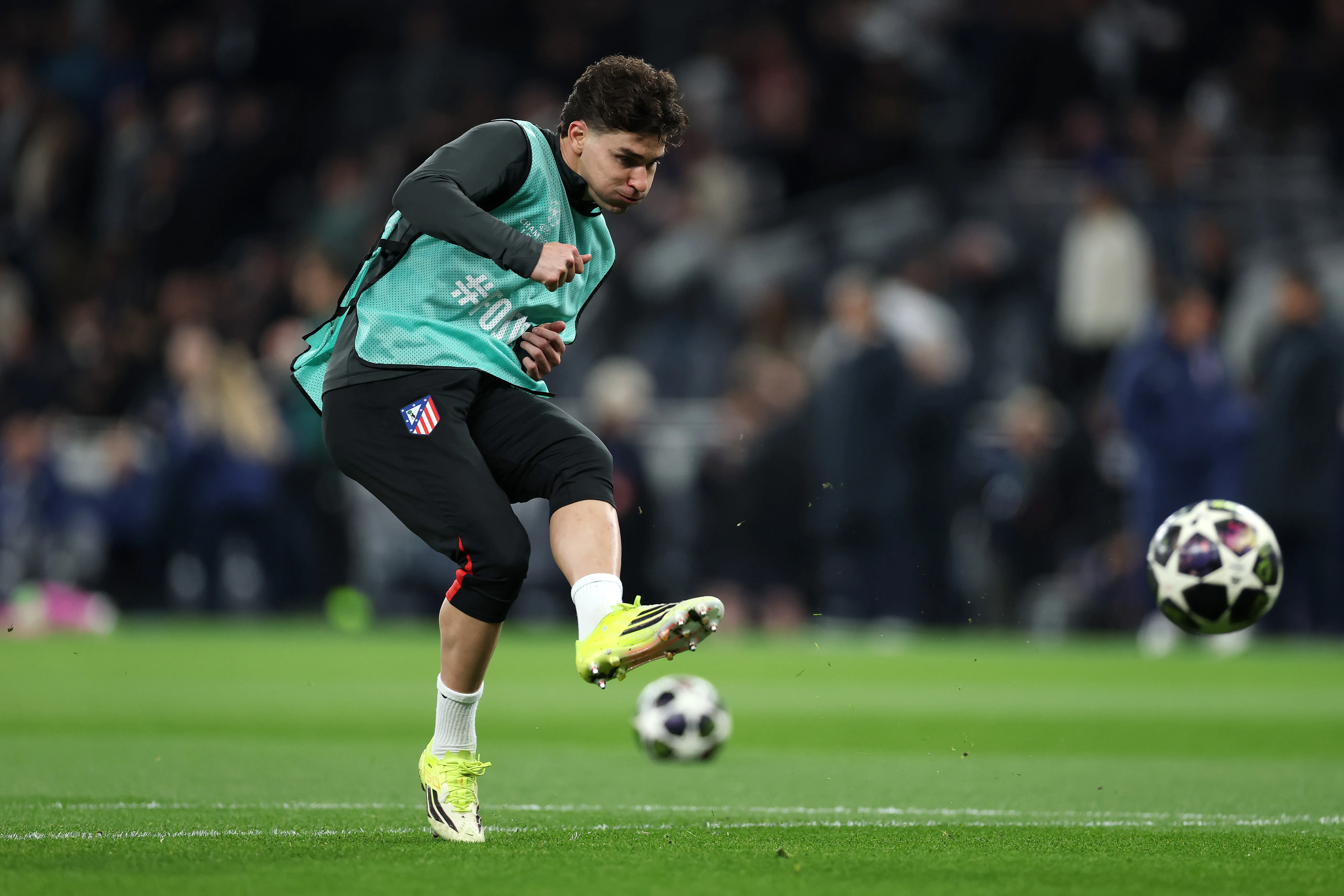 Julián Álvarez durante la entrada en calor. (Getty Images)