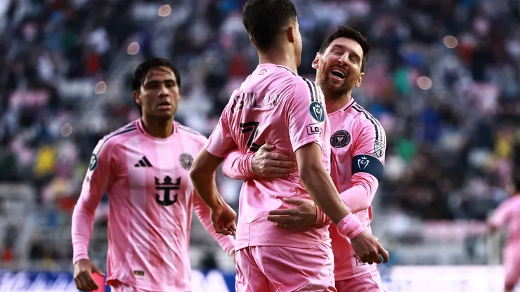 Lionel Messi celebra su gol 900.