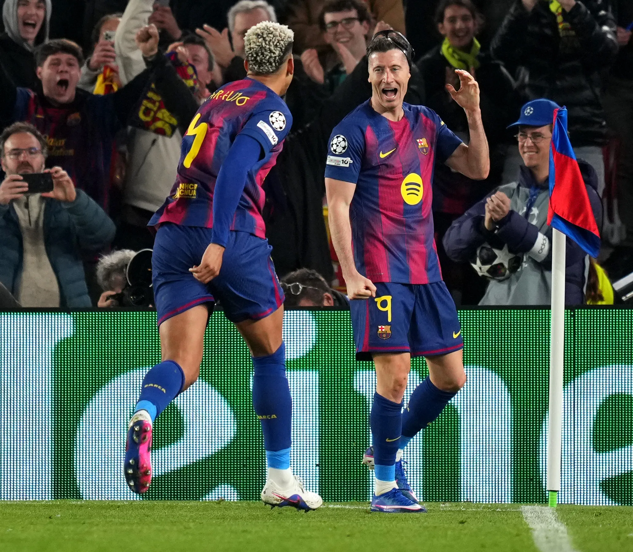 Robert Lewandowski celebra uno de sus goles ante Newcastle. (Getty).