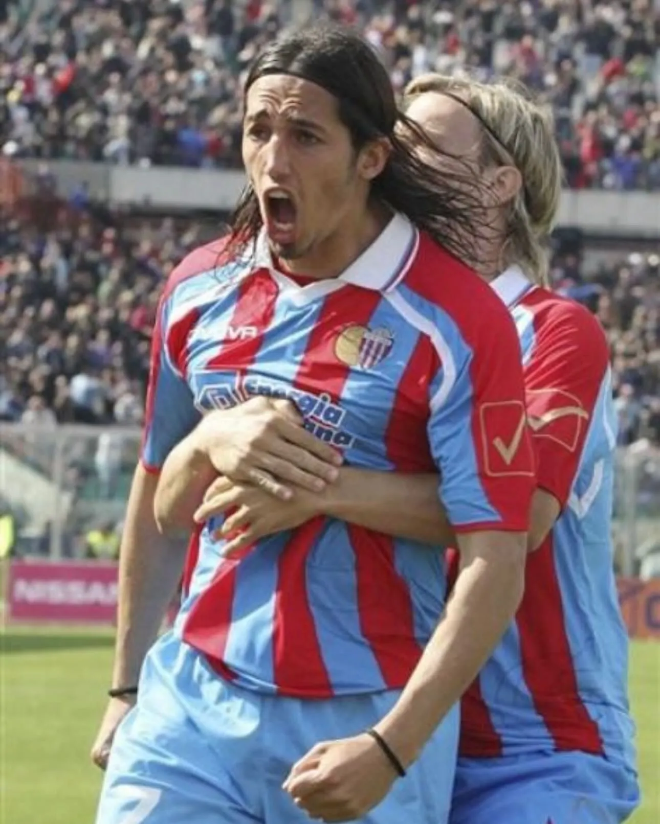 Schelotto y Maxi López celebrando un gol en Catania. Getty Images.