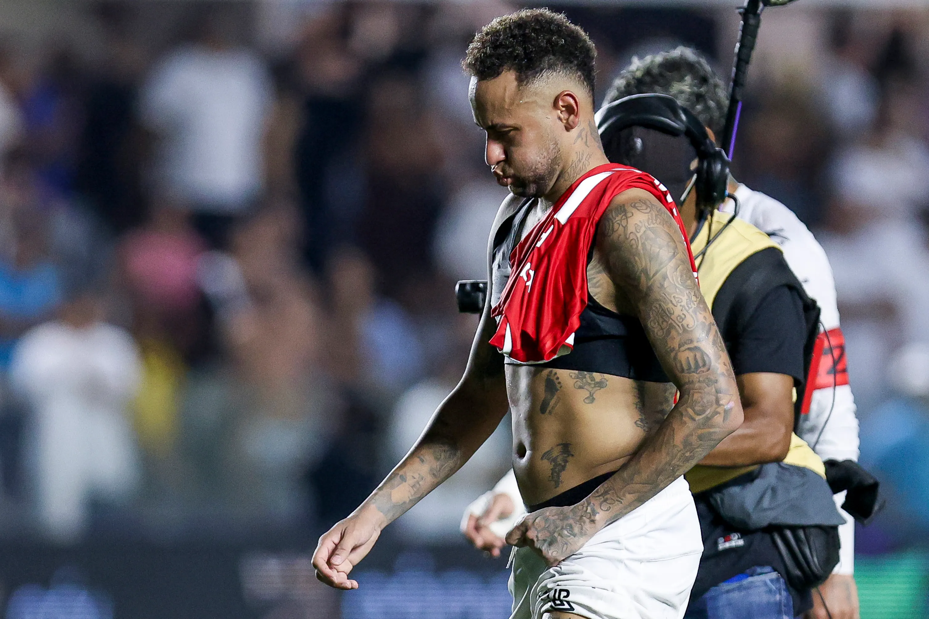 Neymar corre riesgo de ya no jugar otro Mundial con Brasil.