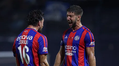 Corujo grita con Vietto su gol con San Lorenzo ante Deportivo Rincón.