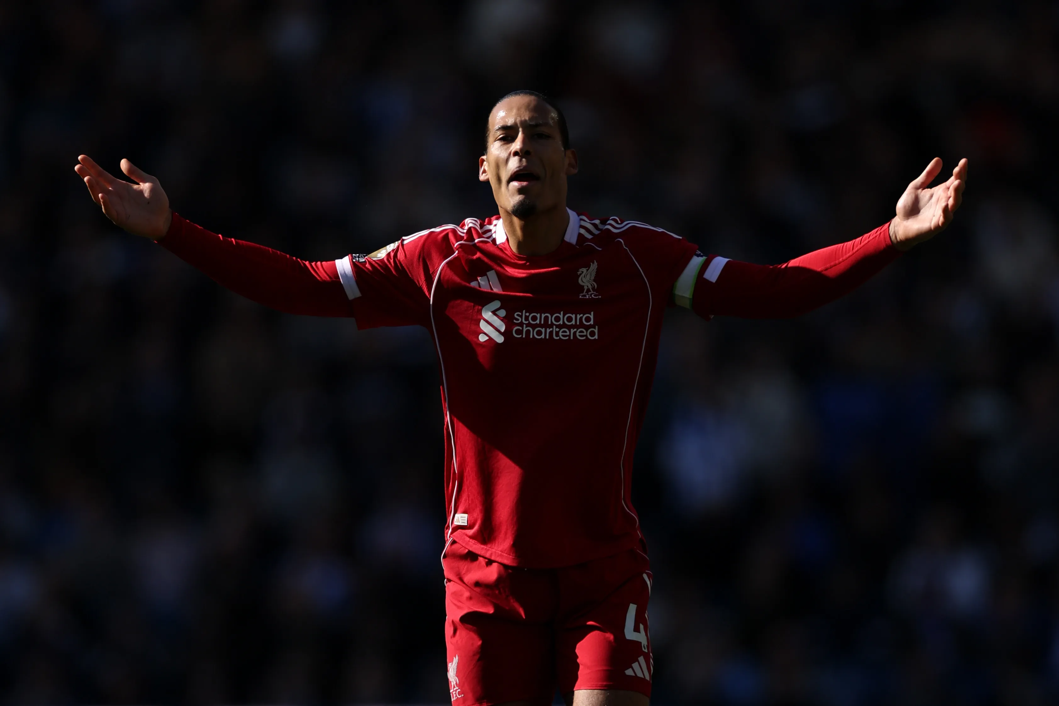 Virgil van Dijk le reclama reacción a sus compañeros en pleno partido ante Brighton.
