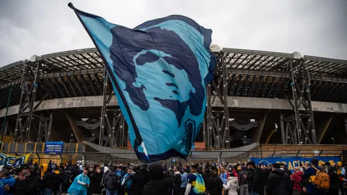 Ciro Ferrara se mostró afectado al no aparecer en el mural del once ideal del Napoli, en el que están Edinson Cavani y Diego Maradona.